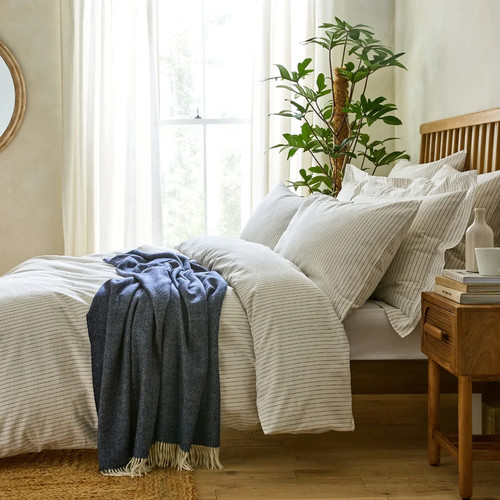 Linen blend 70 - 30%,